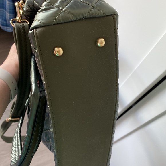 Fun bag with lots of compartments! - Picture 8 of 8